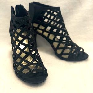 Sz 6 a.n.a black cross stitch pump